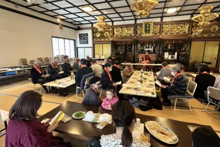 本堂で囲む温かな食卓。令和8年 御正忌法要並びに門徒新年会の開催報告
